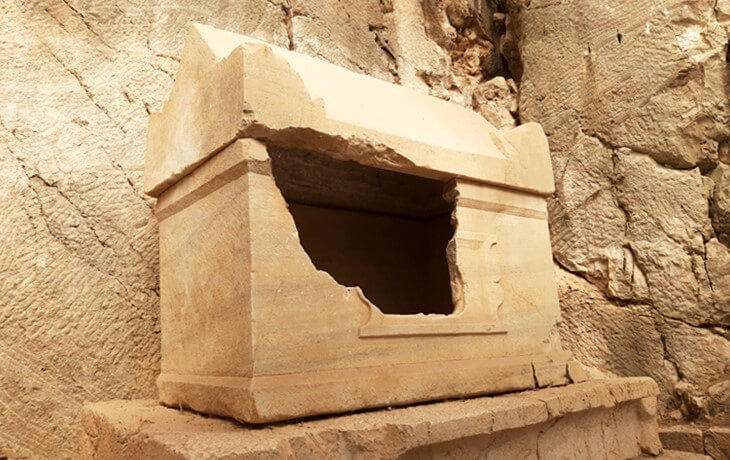 Olympos Antik Kenti’nde kaya oyukları arasında yer alan, kapağı kırılmış taş lahit mezar