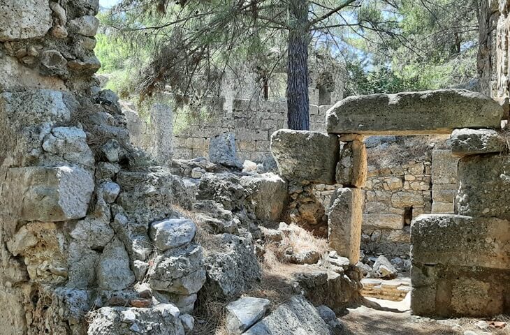 Phaselis Antik Kenti taş yapı kalıntıları