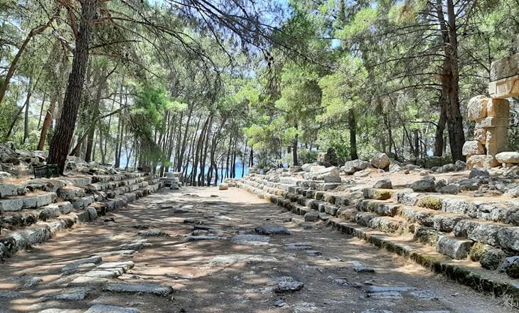 Phaselis Antik Kenti sütunlu ana caddesi