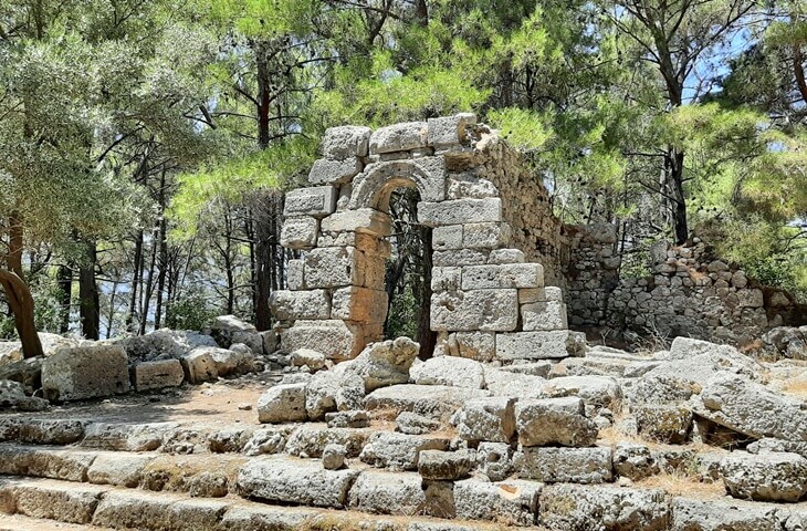 Phaselis Antik Kenti sütunlu cadde üzerindeki yapı kalıntısı