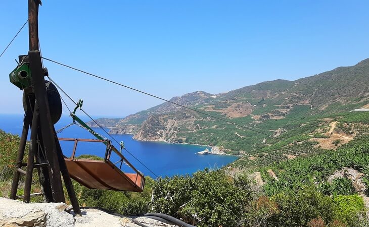 Gazipaşa’da muz bahçelerinin içinde yer alan yük taşıma teleferiği, arka planda Delikdeniz Koyu ve dağlık kıyı manzarasıyla birlikte görülüyor.
