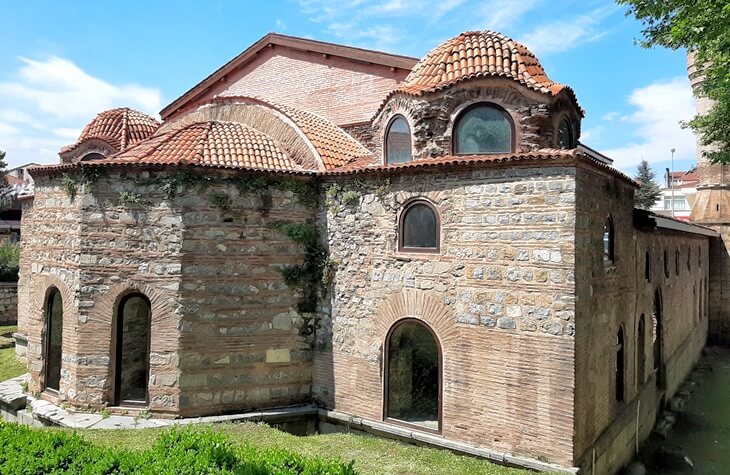 İznik Ayasofya Orhan Camii’nin dış cephesi ve Bizans dönemi mimarisi.