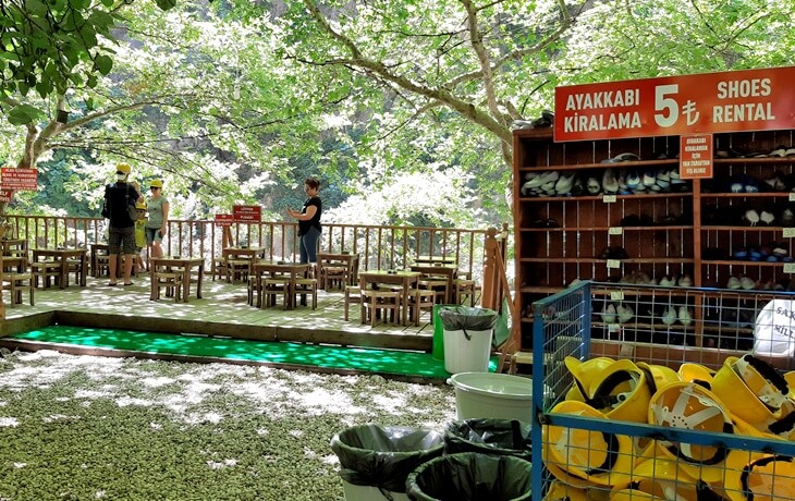 Saklıkent Kanyonu girişinde ayakkabı kiralama noktası ve gölgelik bir dinlenme alanı