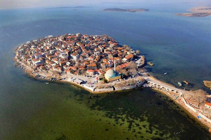 Uluabat G&ouml;l&uuml; &uuml;zerindeki G&ouml;lyazı Yarımadası&rsquo;nda yer alan cami ve &ccedil;evresindeki yerleşimlerin havadan g&ouml;r&uuml;n&uuml;m&uuml;