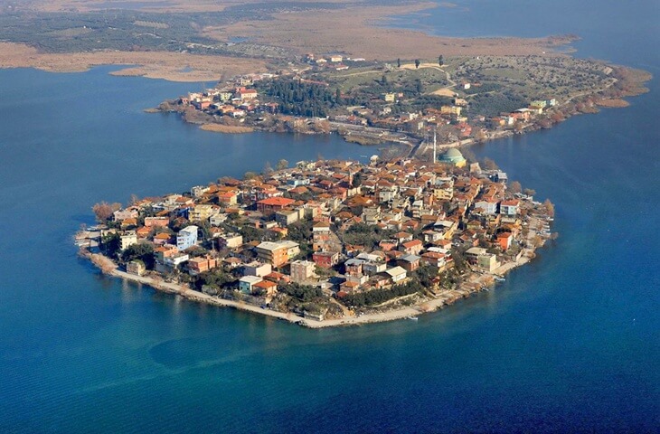 G&ouml;lyazı K&ouml;y&uuml;&rsquo;n&uuml;n Uluabat G&ouml;l&uuml; &uuml;zerindeki adacıkta yer alan panoramik havadan g&ouml;r&uuml;n&uuml;m&uuml;