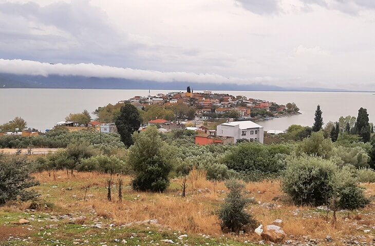 Zambak Tepe&rsquo;den G&ouml;lyazı&rsquo;nın genel g&ouml;r&uuml;n&uuml;m&uuml; ve Uluabat G&ouml;l&uuml; &uuml;zerinde yer alan yarımada