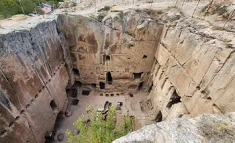 G&uuml;m&uuml;şler Manastırı: Tarihi ve G&uuml;len Meryem Ana Freski