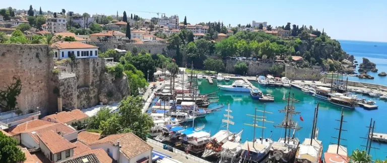 Antalya Kaleiçi Gezi Rehberi: Tarihi Yerler, Gezilecek Noktalar ve İpuçları