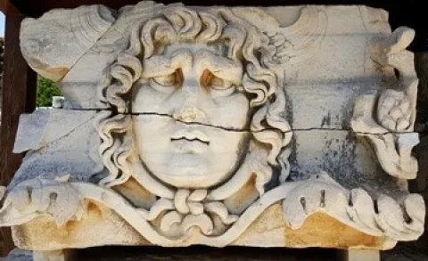 Medusa Efsanesi | Yılan Sa&ccedil;lı  Medusa'nın Hikayesi