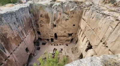Gümüşler Manastırı: Tarihi ve Gülen Meryem Ana Freski