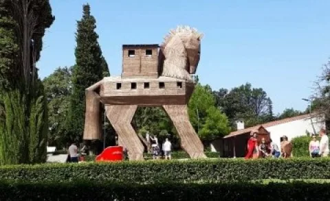 Bir Rehberin G&ouml;z&uuml;nden Troya: Troya Bir Attan İbaret Değildir