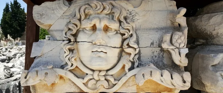 Medusa Efsanesi | Yılan Saçlı  Medusa'nın Hikayesi