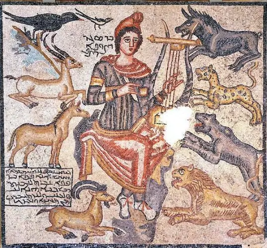 Şanlıurfa Orpheus Mozaiği’nde lir çalan Orpheus’un çevresinde aslan, leopar, geyik, keçi ve diğer hayvanlar görülüyor